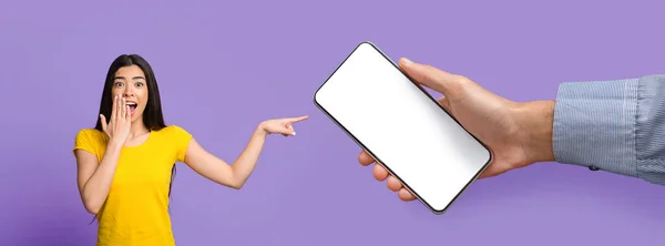 Azji lady wskazując na biały pusty ekran smartfona, makieta — Zdjęcie stockowe