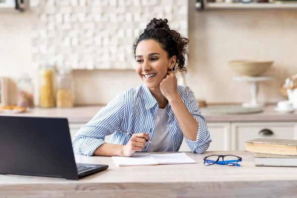 Trabalho em casa. Freelancer feliz mulher trabalhando no laptop no interior da cozinha, desfrutando de oportunidades de trabalho remotas — Fotografia de Stock
