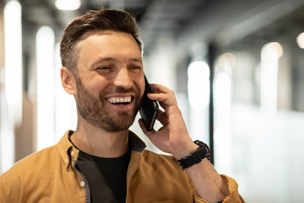 Neşeli İşadamı Cep telefonuyla konuşuyor Ofiste yan yana duruyor — Stok fotoğraf