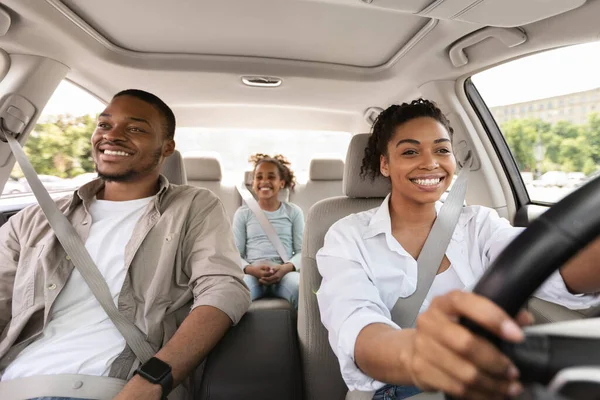 Familia teniendo paseo en coche, mujer conduciendo disfrutando de viaje por carretera — Foto de Stock