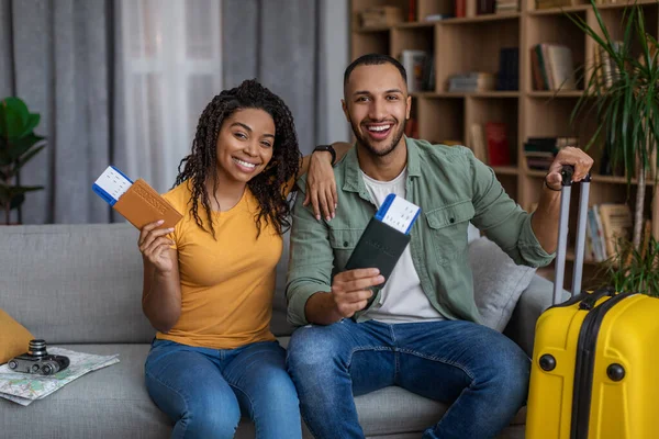 Concepto de tours familiares. Alegre cónyuges negros con maleta, pasaportes y boletos, listos para el viaje de vacaciones — Foto de Stock