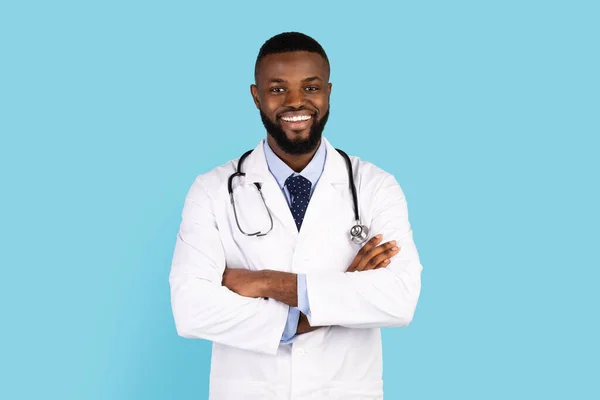 医务工作者。穿着制服的非裔美国男性医生的画像 — 图库照片