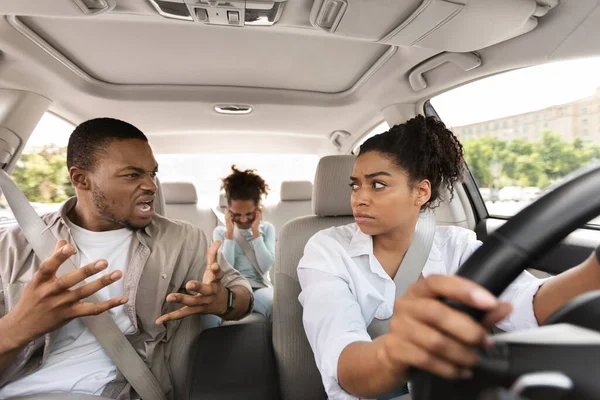 Família tendo Quarrel no carro, marido louco gritando com a esposa — Fotografia de Stock