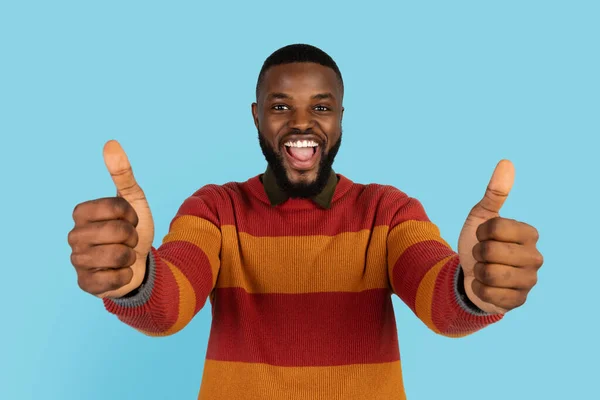 Ótima escolha. feliz afro-americano homem mostrando polegares para cima no câmara — Fotografia de Stock