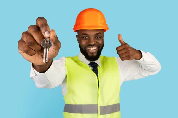 Felice Nero Costruttore che indossa Hardhat Holding chiavi e gesturing Pollice su — Foto Stock