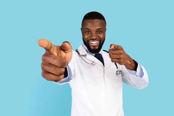 Alegre Africano Americano Médico Masculino Em Uniforme Apontando Dedos Na Câmera — Fotografia de Stock