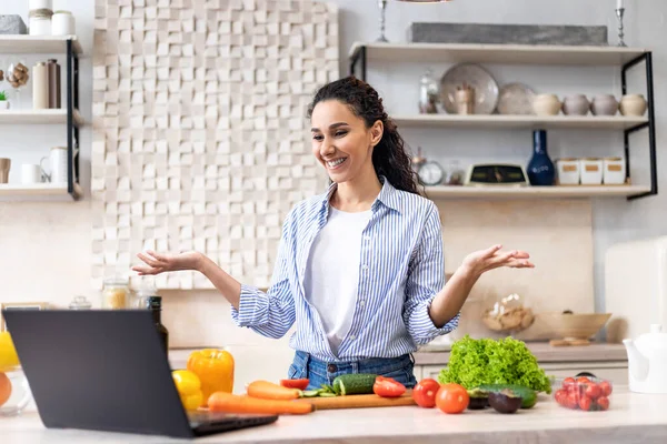집에서 음식을 준비 한다. 행복 한 라틴 여성 요리 및 비디오 채팅 가족 과 이야기 노트북 컴퓨터를 통해 — 스톡 사진