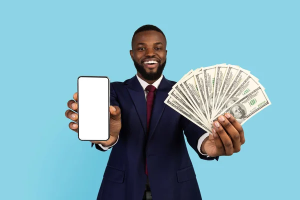 移动银行。快乐的黑人商人展示空白智能手机和金钱现金 — 图库照片