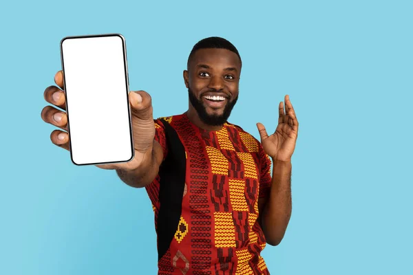 彼の手に大きな空白のスマートフォンを示す興奮した黒人男性 — ストック写真