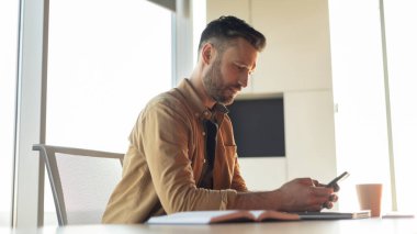 Girişimci Ofiste Çalışan İş Uygulamalı Cep Telefonu Kullanıyor