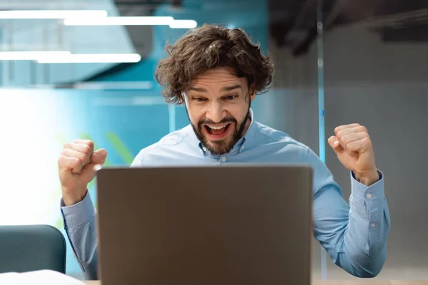 Excited businessman using pc celebrating success shaking fists screaming yes — Foto de Stock