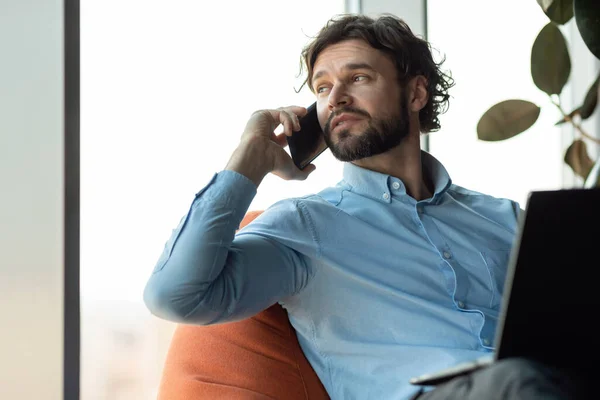Affärsman arbetar och pratar på mobiltelefon på kontoret — Stockfoto
