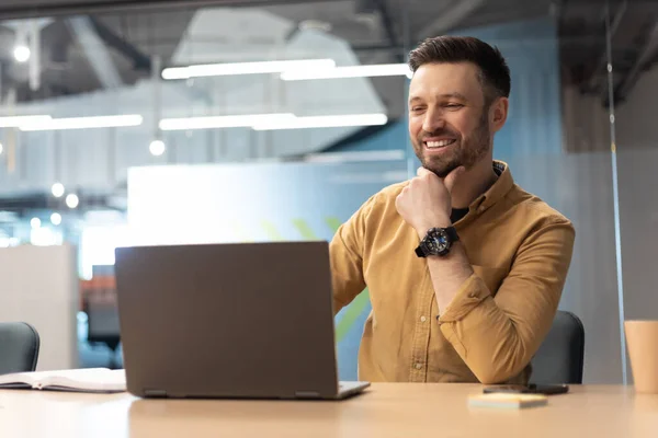 Cheerful Businessman Using Laptop Working Online In Office — Stock Photo, Image