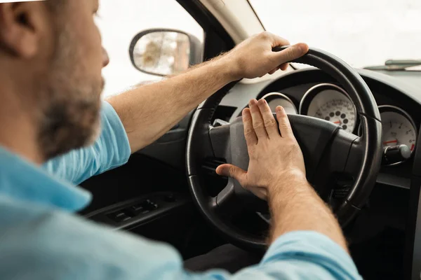 Volwassen man rijdt auto en toeteren, op hoorn drukken — Stockfoto