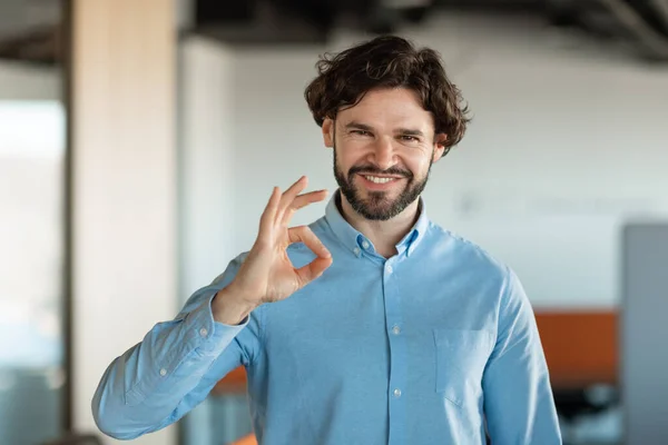 Портрет усміхненого бізнесмена, що показує нормальний жест — стокове фото