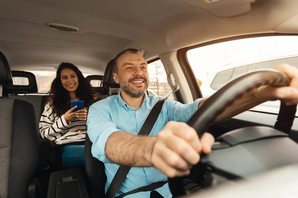 Glückliches Paar genießt Fahrt mit neuem Auto — Stockfoto