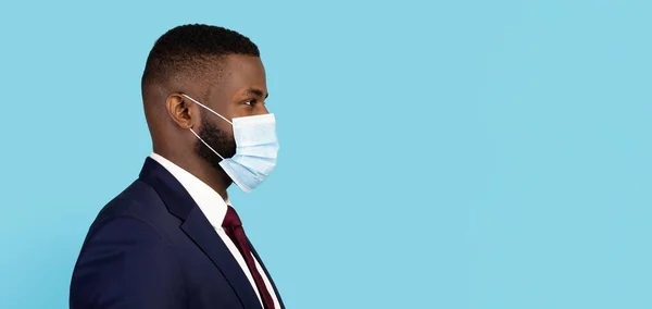 Coronavirus och affärer. Profil Skott av svart affärsman bär skyddande medicinsk mask — Stockfoto