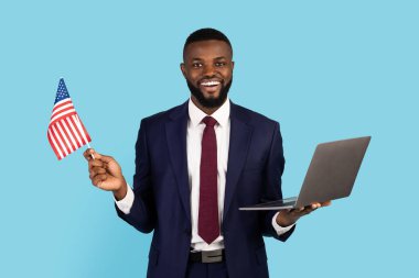 Çevrimiçi İşletme Okulu Siyah Gülümseyen İşadamı Dizüstü bilgisayar ve ABD Bayrağı Tutuyor