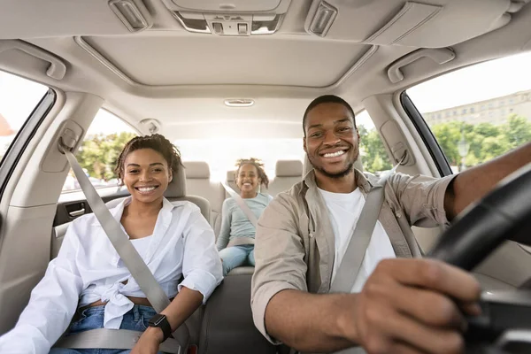 Μαύροι γονείς και η κόρη ιππασία αυτοκίνητο χαμογελώντας απολαμβάνοντας ταξίδι — Φωτογραφία Αρχείου
