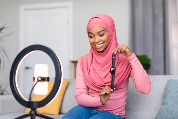 Izgalmas muszlim hölgy blogger felvétel videó felülvizsgálata az új smart watch modell, segítségével gyűrű lámpa és okostelefon otthon — Stock Fotó