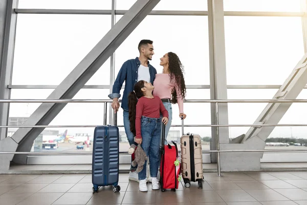 Viajando juntos. Família árabe feliz de três esperando voo no aeroporto — Fotografia de Stock