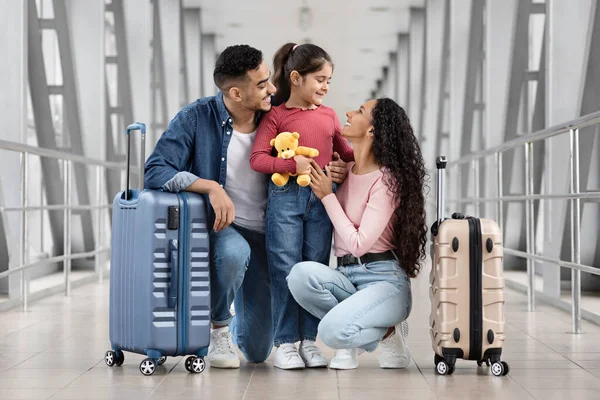 Felice famiglia araba di tre legame in aeroporto in attesa di volo — Foto Stock
