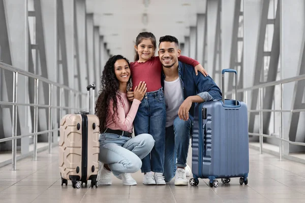 Araba madre, padre e piccola figlia in posa in aeroporto prima del volo — Foto Stock