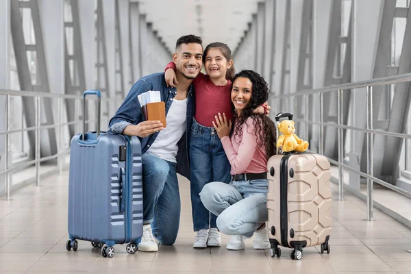 Familia árabe feliz con pasaportes y equipaje relajante en la terminal del aeropuerto — Foto de Stock