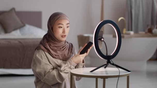Azjatka Influencer Hidżabie Filmowanie Wideo Przegląd Współczesnego Smartfona Kamerze Telefonicznej — Wideo stockowe
