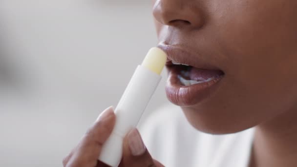 Nahaufnahme Einer Nicht Wiedererkennbaren Afrikanisch Amerikanischen Dame Die Hygienischen Lippenstift — Stockvideo