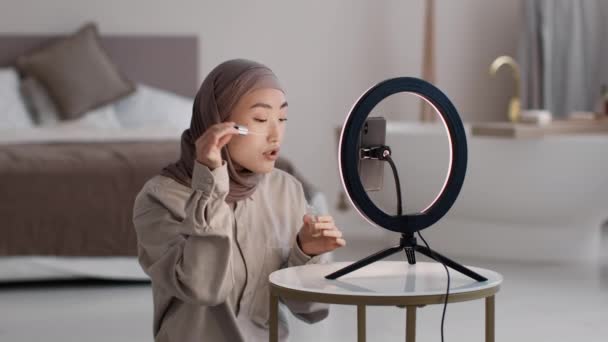 Blogs Belleza Mujer Asiática Sonriente Hijab Revisando Productos Maquillaje Cámara — Vídeo de stock