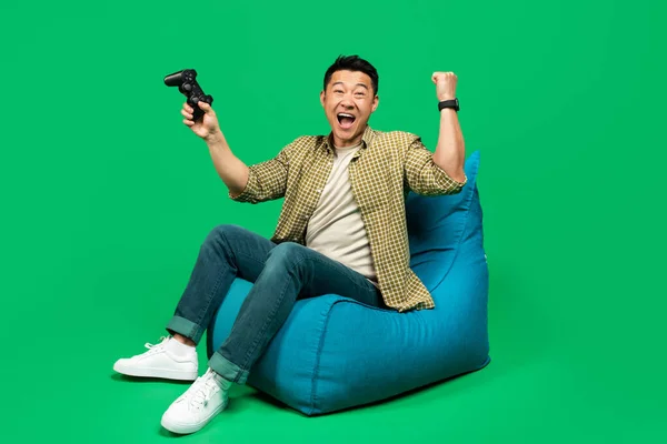 Ενθουσιασμένος Ώριμος Άνδρας Gamer Joystick Κάνοντας Ναι Χειρονομία Αίσθημα Ευτυχίας — Φωτογραφία Αρχείου