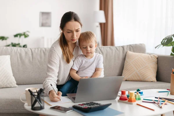 Mãe Jovem Multitarefa Trabalhando Remotamente Laptop Enquanto Cuida Filho Menor — Fotografia de Stock