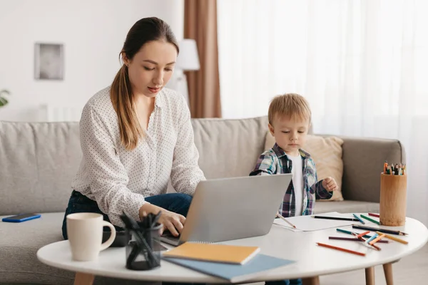 Freelance Licença Maternidade Jovem Mãe Trabalhando Laptop Casa Cuidar Seu — Fotografia de Stock