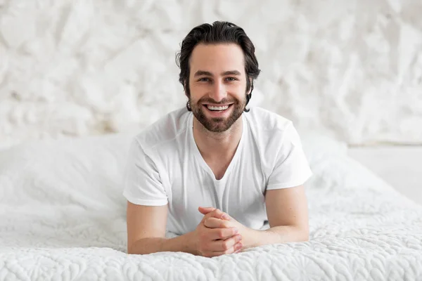 Evde Yatakta Poz Veren Çekici Bir Adamın Portresi Beyaz Yatak — Stok fotoğraf