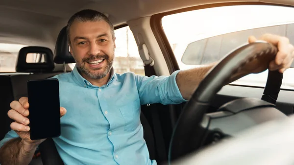 Lächelnder Männlicher Fahrer Mit Smartphone Mit Leerem Bildschirm Der Hand — Stockfoto