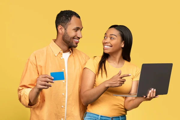 Retrato Familia Milenaria Negra Que Sostiene Ordenador Portátil Tarjeta Crédito — Foto de Stock