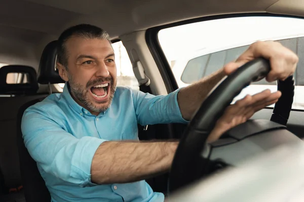 Wściekły Mężczyzna Prowadzący Samochód Krzyczący Kogoś Emocjonalnie Reagujący Wypadek Lub — Zdjęcie stockowe