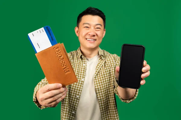 Щасливий Мандрівник Середнього Віку Азіатський Чоловік Тримає Мобільний Телефон Порожнім — стокове фото