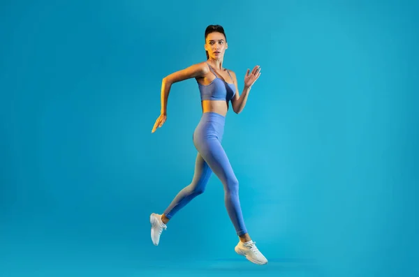 Fitness Weibliche Sprungübungen Posieren Der Luft Mit Blick Auf Die — Stockfoto