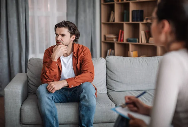 Kafkasyalı genç adam modern klinikteki psikiyatrist doktorla konuşmak istemiyor. Depresyon, stres, baskı ve psikolojik sorunlar. Terapi, tedavi ve tıbbi destek uzmanı