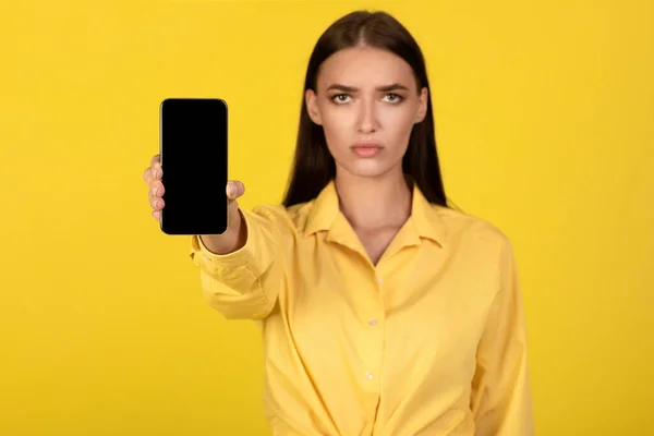 Fechar Triste Chateado Senhora Segurando Mostrando Telefone Celular Com Tela — Fotografia de Stock