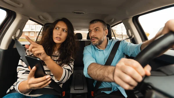 Retrato Casal Sentado Dentro Carro Luxo Homem Focado Segurando Volante — Fotografia de Stock