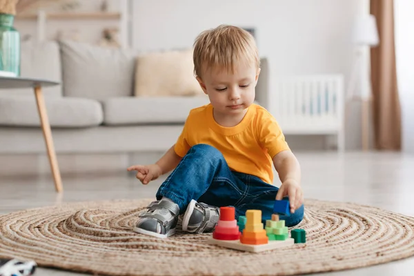 Begreppet Tidig Utveckling Liten Leksak Pojke Leker Med Pedagogiska Trä — Stockfoto