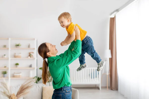 Felice Madre Divertendosi Con Suo Figlio Crescendo Sorridente Adorabile Bambino — Foto Stock