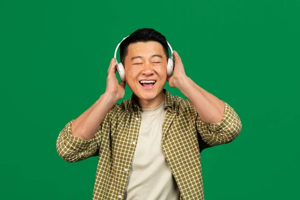 Насолоджуйтесь Звуком Щасливий Азіатський Зрілий Чоловік Бездротовому Гарнітурі Насолоджуючись Улюбленою — стокове фото