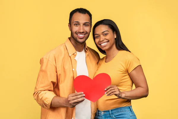 Romântico Jovem Casal Preto Com Coração Papel Vermelho Mãos Posando — Fotografia de Stock