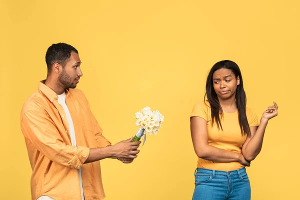 Boos Zwart Vriendin Verwerpen Bloemen Excuses Van Haar Verdrietige Vriendje — Stockfoto