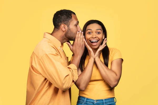 Pemuda Kulit Hitam Berbagi Rahasia Atau Berbisik Gosip Pacar Pacarnya — Stok Foto