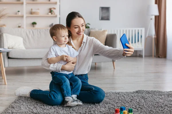 Jolie Jolie Mère Prenant Selfie Avec Son Adorable Fils Tout — Photo